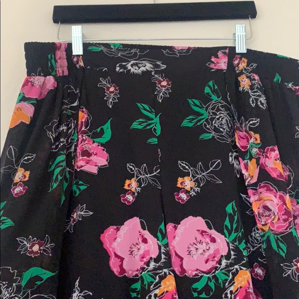 Torrid Black floral chiffon tulip leg pant - Picture 3 of 6
